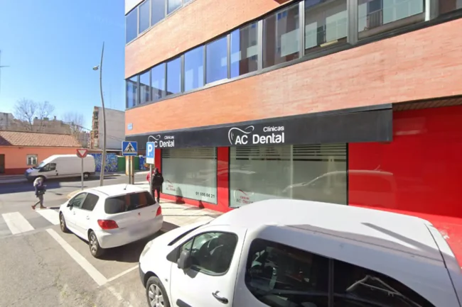 Exterior de la clínica dental en Fuenlabrada con el logo AC Dental visible en la entrada principal del edificio